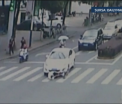 Un biciclist din China, blocat sub o masina dupa un accident auto. Cum au reusit trecatorii sa il salveze