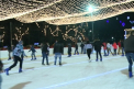 Distractie in Piata la miezul noptii. Cum se inghesuie oamenii pe noul patinoar. VIDEO