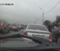 VIDEO. Cea mai bizara confruntare in trafic surprisa de camere. Cu cine a dat nas in nas un sofer nervos