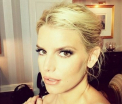 1.000 de dolari saptamanal doar pe gene false. Pretul frumusetii pentru Jessica Simpson