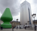 O sculptura in forma de jucarie erotica, expusa in Paris, a provocat scandal. Artistul a fost palmuit, iar opera, vandalizata