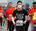Chinezii au participat la Maratonul International din Beijing cu masti pe fata din cauza poluarii. FOTO