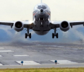 Pasagerii unui avion aflat la un kilometru altitudine au avut parte de o surpriza. Ce au vazut zburand pe langa aeronava
