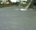 Explozii in Ucraina. Momentul in care o fetita scapa ca prin minune dupa ce un panou imens de sticla cade langa ea. VIDEO