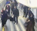 Si-a prins esarfa intre usile unei garnituri de tren. Cum a fost salvata femeia dupa ce metroul a pornit