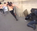 Un politist francez s-a izbit de un zid incercand sa prinda activistele FEMEN care au alergat topless prin Paris. VIDEO