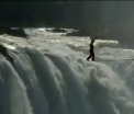Doi acrobati au traversat pe sarma o cascada de doua ori mai mare decat Niagara. Imaginile care au facut inconjurul lumii