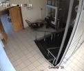 A lesinat cu capul blocat in liftul pentru mancare. Momentele groaznice prin care a trecut o chelnerita neatenta din Rusia