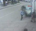 VIDEO. Secundele de dinaintea dezastrului. Ce se intampla cand o masina se izbeste de un stalp, langa trei pietoni