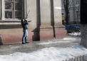 N-o sa crezi ca e posibil! Cum se dau jos turturii de pe stresinile cladirilor din Chisinau. FOTO