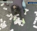 Ploua cu bani din cer de Craciun, la Hong Kong. Incidentul care i-a facut pe oameni sa plece cu bratele pline de dolari. VIDEO