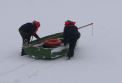 La un pas de moarte. Doi copii au cazut sub gheata de pe lacul Valea Trandafirilor