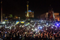 Doliu pe Maidan. Mii de oameni aduc flori si aprind lumanari in memoria victimelor represiunilor