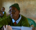 O femeie de 90 de ani din Kenya, cel mai batran elev de scoala primara din lume. Invata alaturi de 6 stra-stra-stranepoti