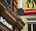 Zece fosti angajati ai McDonald\'s au dat in judecata compania. Motivul pentru care au fost concediati
