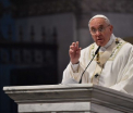 "Vorbiti mai mult unii cu altii". Ce spune Papa Francisc despre telefoanele mobile si social media