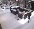 VIDEO. Jaf in centrul Londrei, in plina zi. Un barbat la costum a incercat sa opreasca un hot inarmat cu o maceta