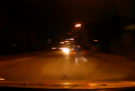 Putea sa se incheie tragic. Un pieton traverseaza strada milimetric pe langa masini. VIDEO