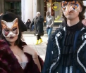 Venetia s-a umplut de turisti dornici sa isi afiseze cele mai extravagante costume la carnaval, in ciuda vremii nefavorabile