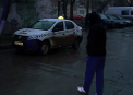 Reglare de conturi pe o strada din capitala. Un taximetrist a fost luat la pumni de doi indivizi