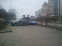 Asta e culmea nesimtirii. Si-a parcat Mercedesul de-a curmezisul, blocand strada aproape in intregime. FOTO