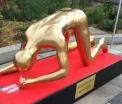 O statueta Oscar in marime naturala, care prizeaza cocaina, amplasata pe Hollywood Boulevard