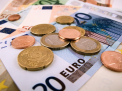 Un nou RECORD pentru EURO. Cu cati lei este vanduta moneda unica