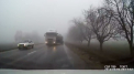 La un pas de tragedie. O masina trece milimetric pe langa o cisterna cu benzina. VIDEO