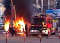 Si ce daca arde? Cum lucreaza pompierii in timp ce o masina e mistuita de flacari in centrul capitalei. VIDEO