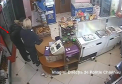 Talharie la Ciocana. Momentul in care vanzatoarea unui magazin e trantita la pamant de un individ. VIDEO