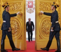 Criza din Rusia a ajuns si la Kremlin. Vladimir Putin, nevoit sa-si taie salariul cu 10%