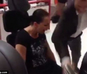O femeie isi rupe amble picioare in sala de sport incercand sa impinga greutati prea mari. VIDEO