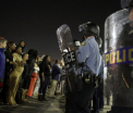 Noi proteste in Ferguson, SUA. Doi politisti au fost impuscati la un miting, dupa demisia primarului si sefului politiei