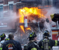 Incendiu de proportii in New York. Trei cladiri de locuinte s-au prabusit in urma unei explozii, iar 19 oameni au fost raniti