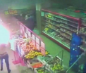 Camerele de supraveghere dintr-un supermarket din Rusia au surprins momentul socant in care un barbat ii da foc fostei sotii