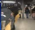 Momentul in care un barbat sare pe sinele de metrou sa salveze un calator care a cazut de pe peron. Totul a fost FILMAT