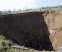 Un crater urias de 100 de metri largime si 60 de metri adancime a inghitit 7 case in Ucraina, la granita cu Romania. VIDEO