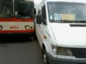 Un microbuz de ruta s-a ciocnit cu un troleibuz in centrul capitalei. S-au format ambuteiaje. VIDEO