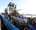 Aproape 900 de imigranti au fost salvati, miercuri, in Marea Mediterana, de autoritatile italiene si franceze
