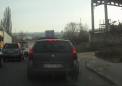 Grosolanie fara limite si lipsa de educatie. Ce face pasagerul acestui Renault este inadmisibil. VIDEO
