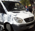 Te provoc sa treci! Cum si-a parcat un sofer microbuzul pe un trotuar din capitala. FOTO