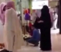 Momentul in care o femeie saudita e fortata de politia religioasa sa plece dintr-un mall fiindca i se vedeau mainile - VIDEO