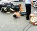 Moment absurd. Un motociclist a continuat sa se joace pe telefon desi fusese accidentat si era ranit pe sosea. FOTO