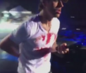 Enrique Iglesias, ranit grav in timpul unui concert in Mexic. Artistul a continuat sa cante plin de sange. VIDEO