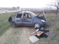 Accident pe traseul Chisinau-Orhei. Un sofer a derapat, a sarit de pe sosea si s-a rasturnat. Masina, facuta zob
