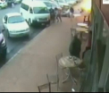 Explozie intr-o cafenea din Australia, dupa ce un camion a izbit peretele localului. O mama a murit in urma incendiului