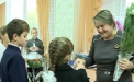 Buchete mari de flori, ciocolate si... plicuri! De ziua lor profesorii neaga ca ar fi primit bani