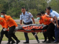 Epava avionului AirAsia a fost gasita. "Trei dintre victimele gasite plutind pe apa se tineau de mana"
