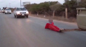 Noua metoda prin care ISIS executa prizonieri. Un barbat este tarat de un vehicul, pe o strada aglomerata. VIDEO