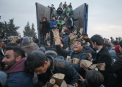 Imaginile disperarii in Grecia. Refugiatii au luat cu asalt un camion cu lemne de foc si s-au batut pe paine. GALERIE FOTO